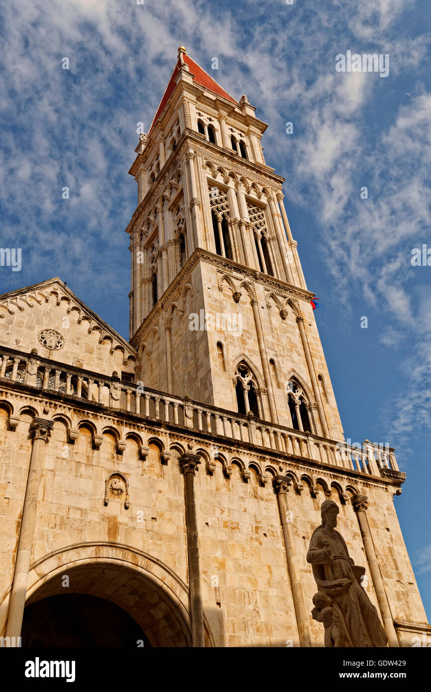 Glockenturm der Kathedrale von St. Lawrence, Trogir, Kroatien. Stockfoto