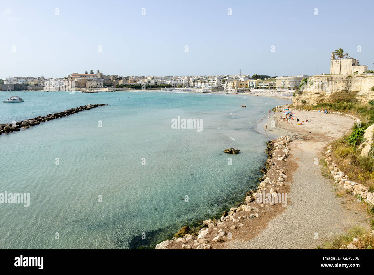 Schöne Stadt Otranto und dem Strand auf der Halbinsel Salento in Apulien, Italien Stockfoto