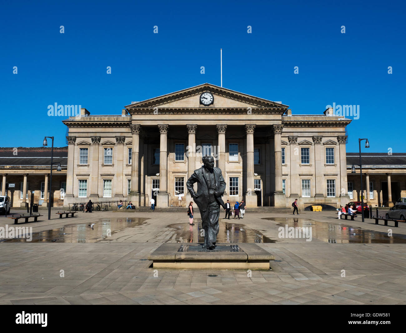 Harold Wilson Statue am Bahnhof in St. Georges Square Huddersfield West Yorkshire England Stockfoto