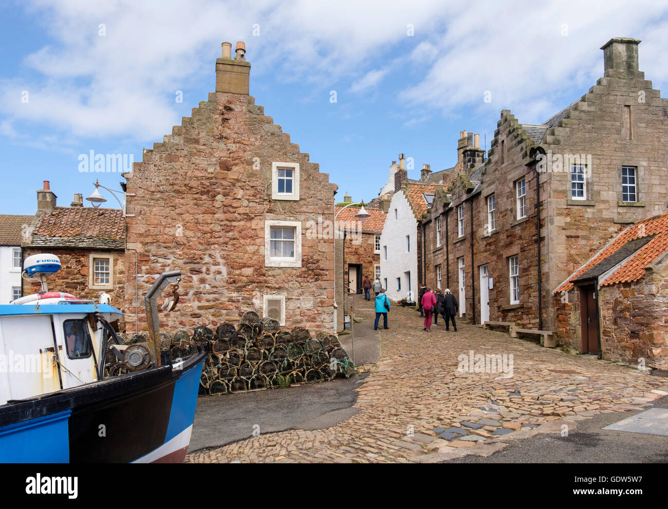 Alte Cottages am Hafen mit Besuchern, die auf einer gepflasterten Straße in Firth im Fischerdorf Forth spazieren gehen. Crail East Neuk Fife Fife Scotland Großbritannien Stockfoto