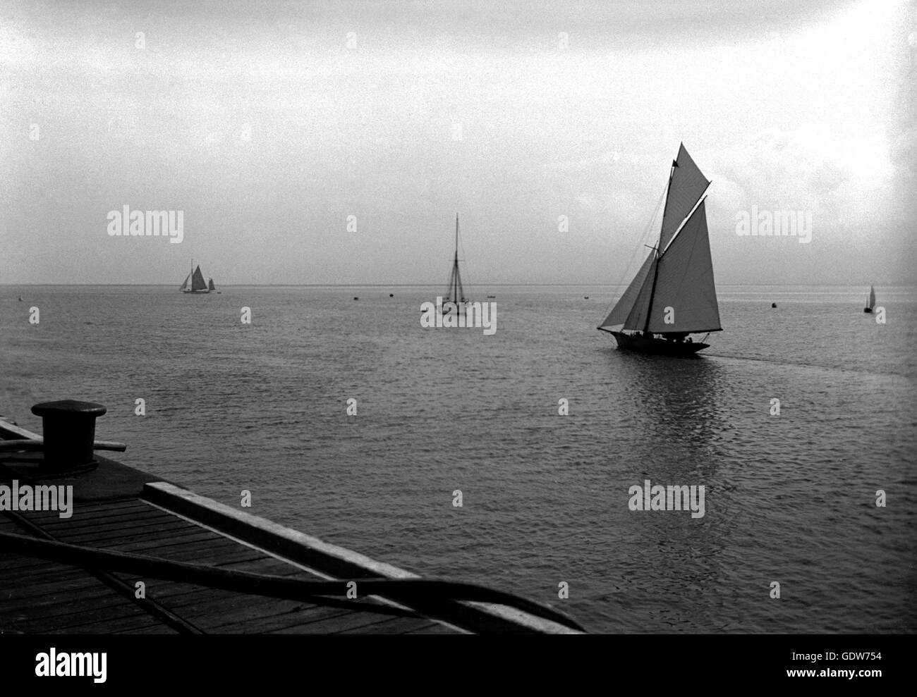 AJAXNETPHOTO. 1911 / 12 CA. OBAN, SCHOTTLAND. -REGATTA - SEGELN IN DER BUCHT VON OBAN, SCHOTTLAND EDWARDIAN. FOTO: AJAX VINTAGE BILDERSAMMLUNG. REF: YAR OBAN 1900S 80201 05) Stockfoto