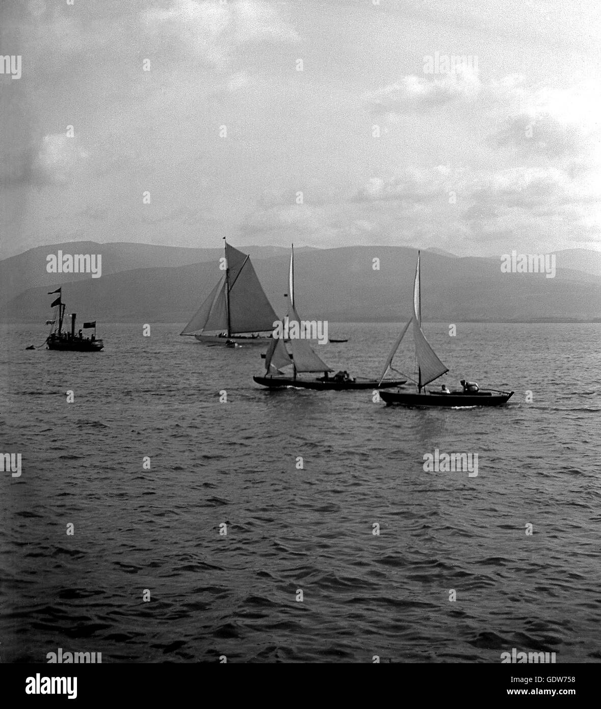 AJAXNETPHOTO. 1911 / 12 CA. OBAN, SCHOTTLAND. -. REGATTA - SEGELN IN DER BUCHT VON OBAN, SCHOTTLAND EDWARDIAN. FOTO: AJAX VINTAGE BILDERSAMMLUNG. REF: YAR OBAN 1900S 80201 19) Stockfoto