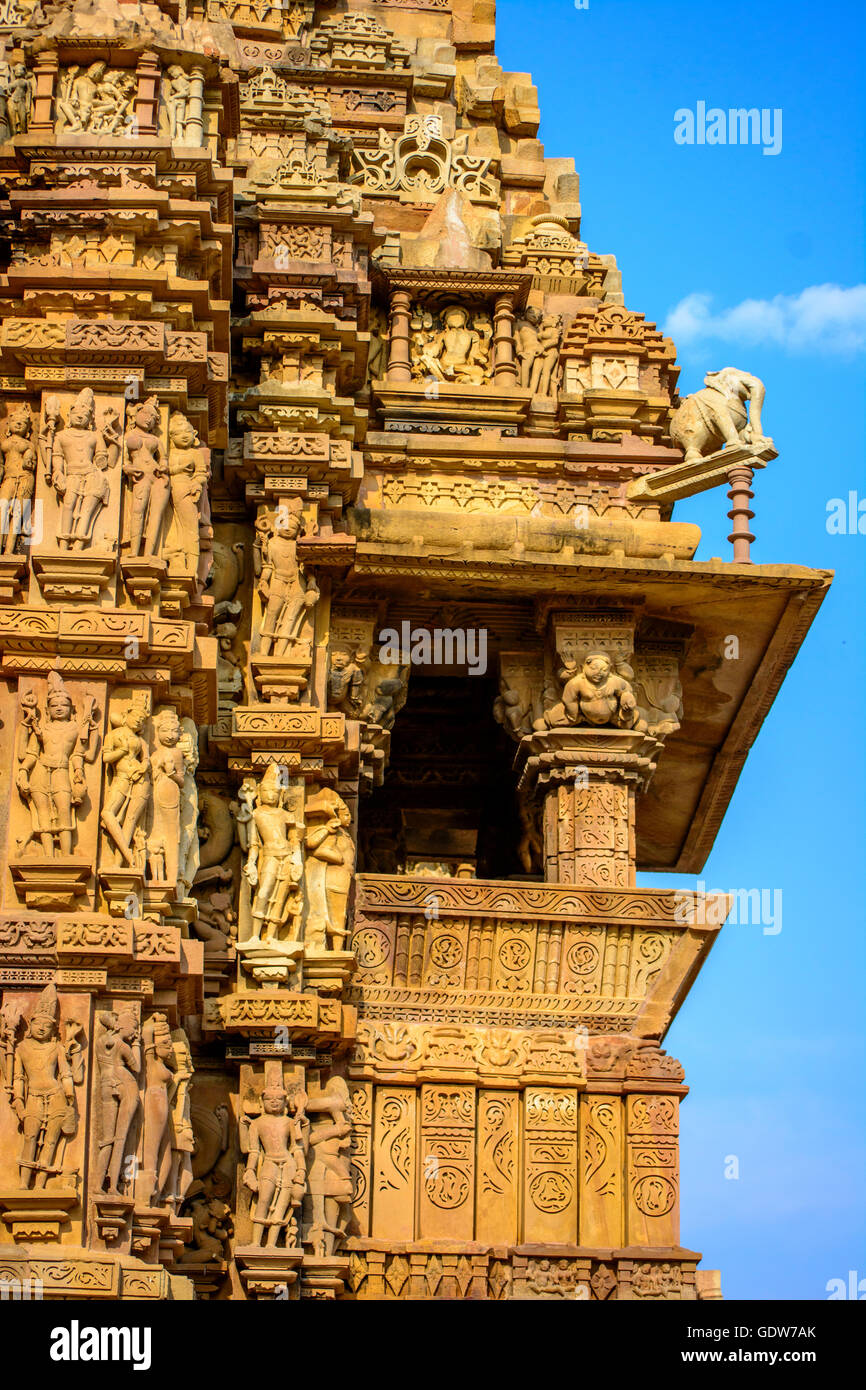 Detail des oberen Teils einen Hindu-Tempel in Khajuraho, Indien Stockfoto