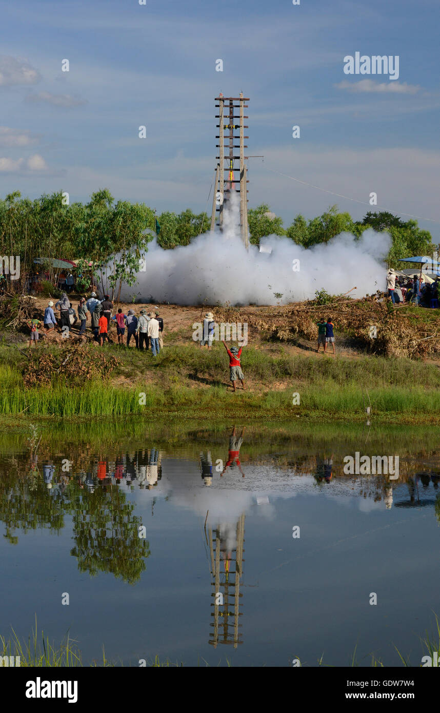 ein Raketenstart am Traditonal Rakete Festival oder Bun Bang Fai in Ban Si als in der Provinz Amnat Charoen im Nordwesten o Stockfoto