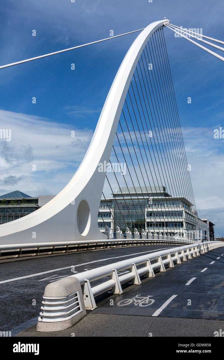 Samuel Beckett Bridge und das Gebäude an der Küste in der Nähe von Kongresszentrum - Zentrum von Dublin, Irland Stockfoto