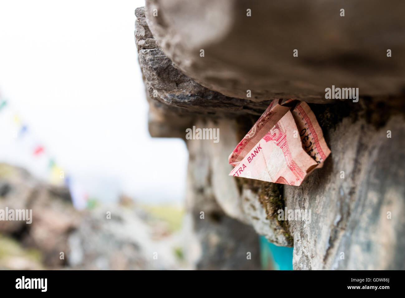 Rupie Papierflieger in einem Schrein in Nepal Stockfoto