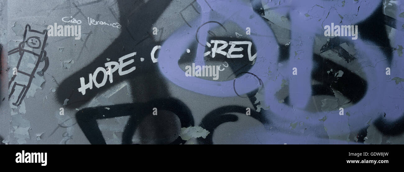 Diese Zahl könnte, werden ein Astronaut schweben, mit den Worten Hoffnung und anderen, die durch Graffiti bedeckt ist, Stockfoto Diese Zahl könnte, werden ein Astronaut schweben, mit den Worten Hoffnung und anderen, die durch Graffiti bedeckt ist, Stockfoto