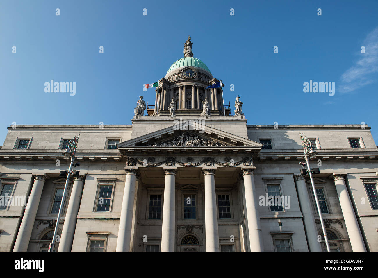 Blick auf das Custom House im Zentrum von Dublin, die einem neoklassizistischen Gebäude aus dem 18. Jahrhundert, beherbergt die Abteilung Umwelt, Gemeinschaft und Kommunalverwaltung, Republik Irland Stockfoto