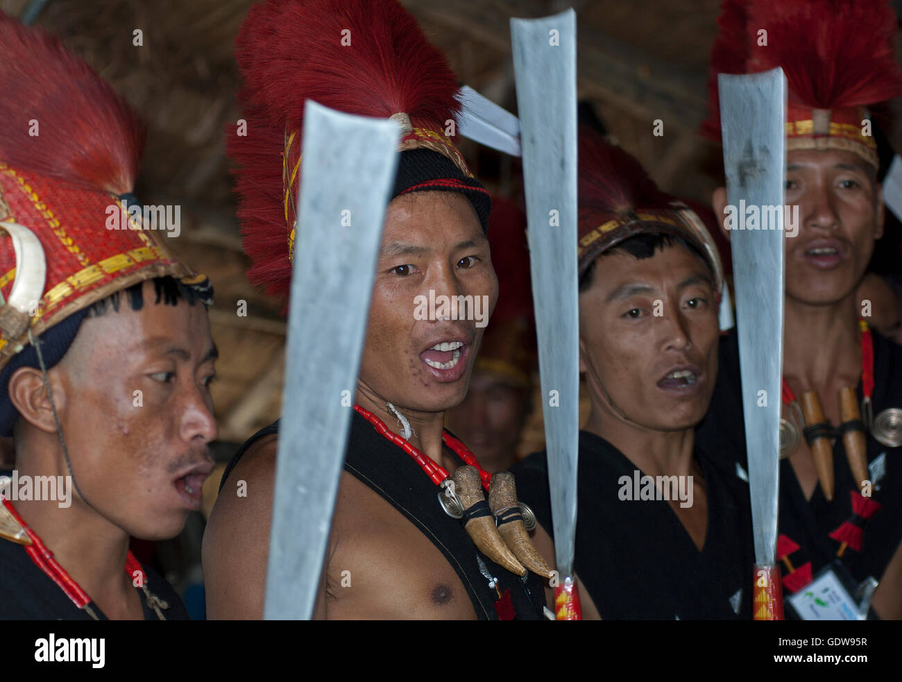 Das Bild des Chang Stamm Männer singen Hornbill Festival, Nagaland, Indien Stockfoto