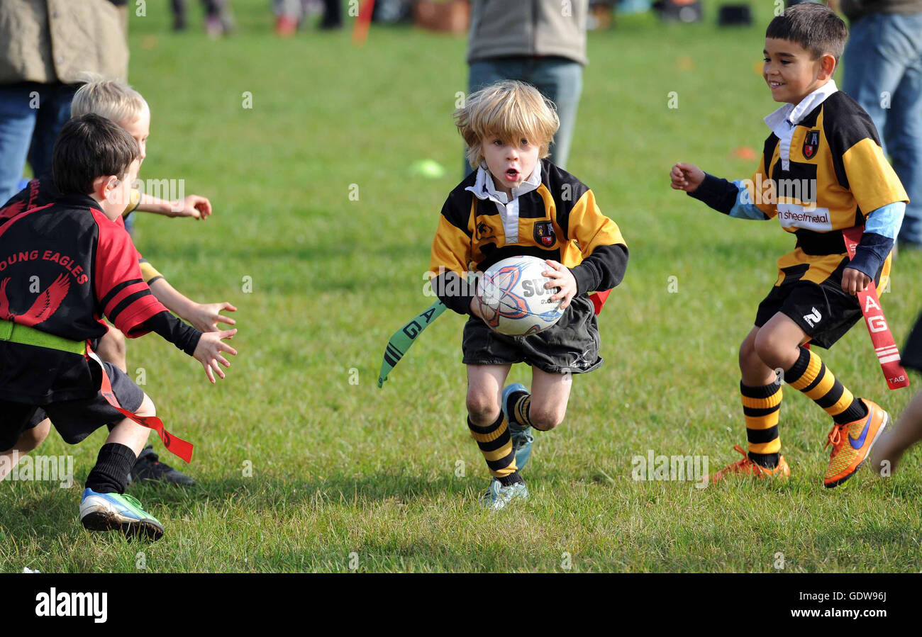 Kinder Junior Tag Rugby Aktion Großbritannien Kinder Kindersport Gesunde Aktivität Sport Jungen Sport Stockfoto