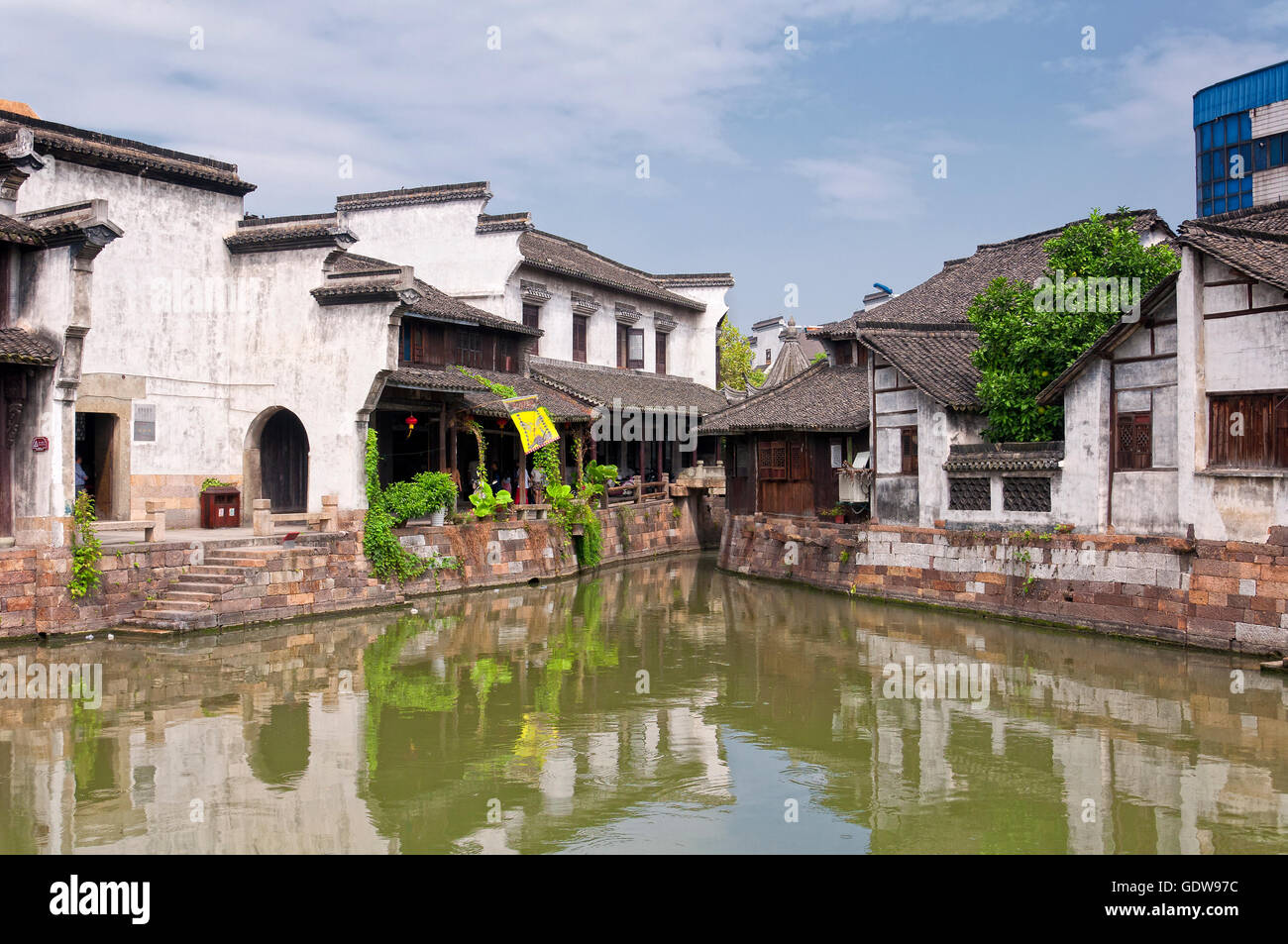 Die Gebäude und Wasserkanäle Xinshi Stadt in der chinesischen Provinz Zhejiang. Stockfoto
