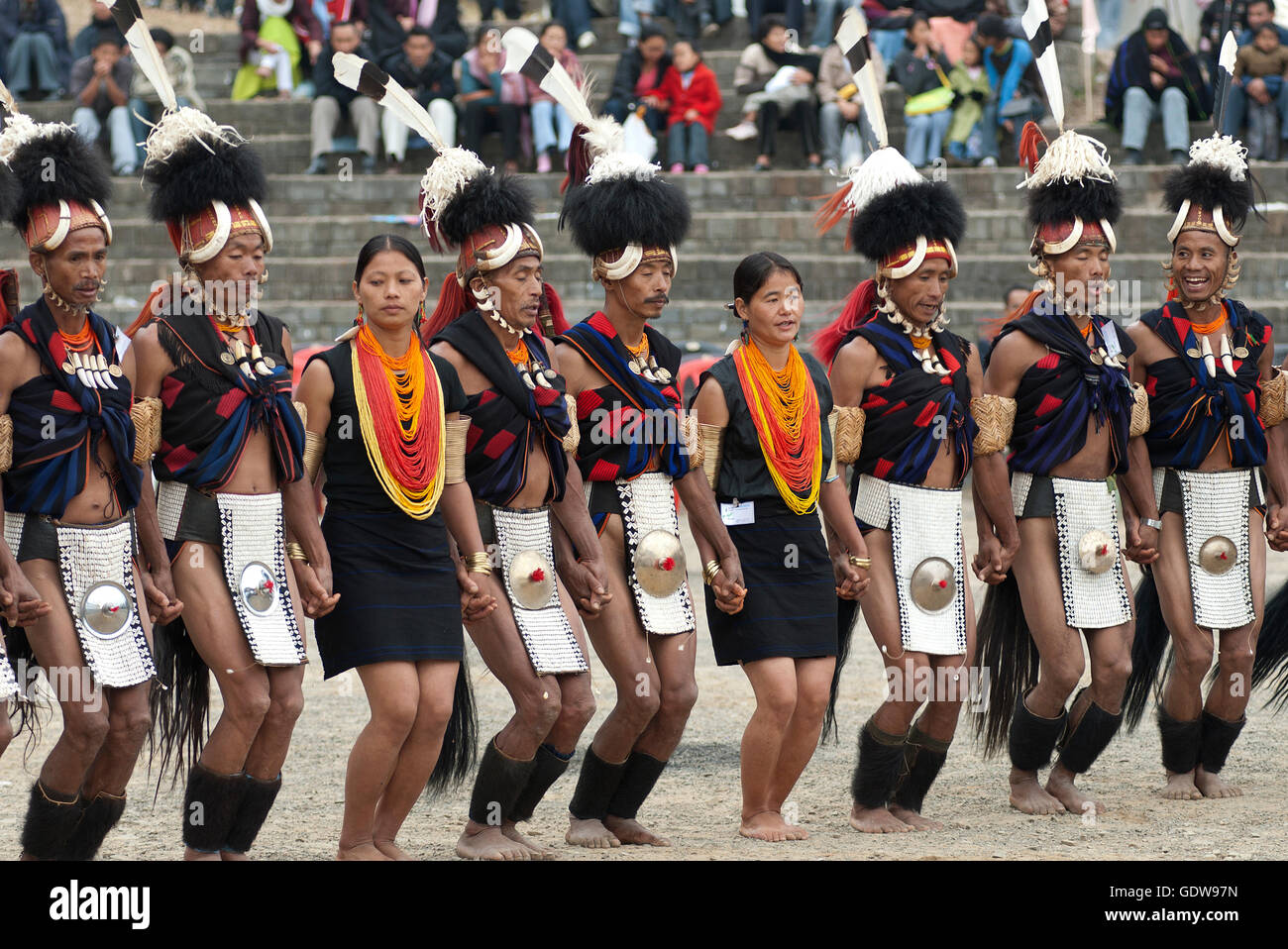 Das Bild des Yimchungru Naga Stammes tanzen Hornbill Festival, Nagaland, Indien Stockfoto