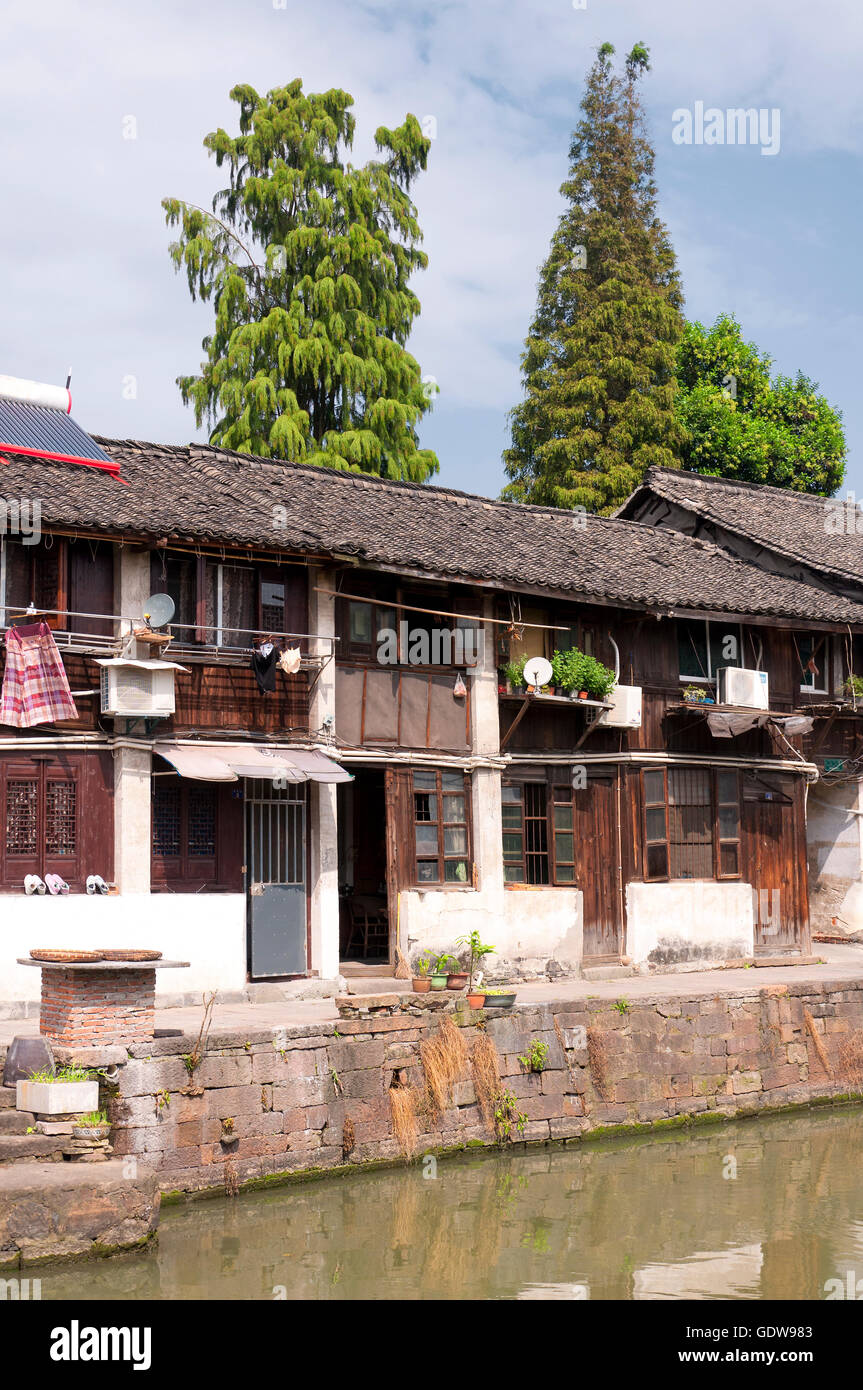 Chinesischen Stil verwitterte Häuser entlang der Wasserkanäle Xinshi Stadt in der Provinz Zhejiang China. Stockfoto