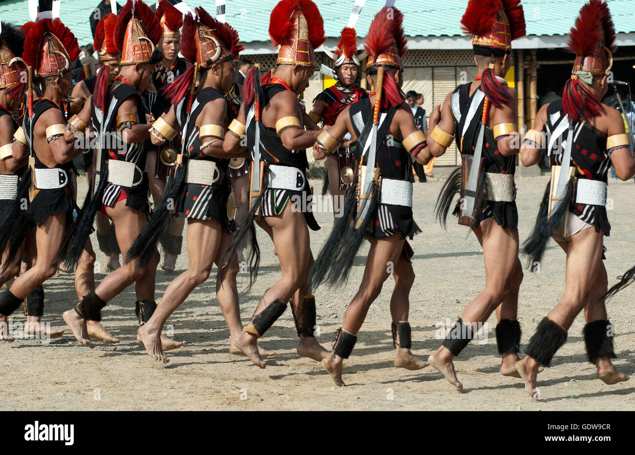 Das Bild der Naga Stammes Männer tanzen in Bewegung beim Horbill Festival, Nagaland, Indien Stockfoto