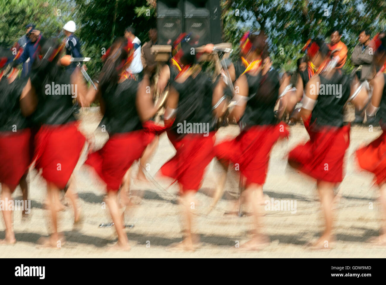 Das Bild des Pochury Stammes Mädchen in Bewegung beim Hornbill Festival, Nagaland, Indien Stockfoto