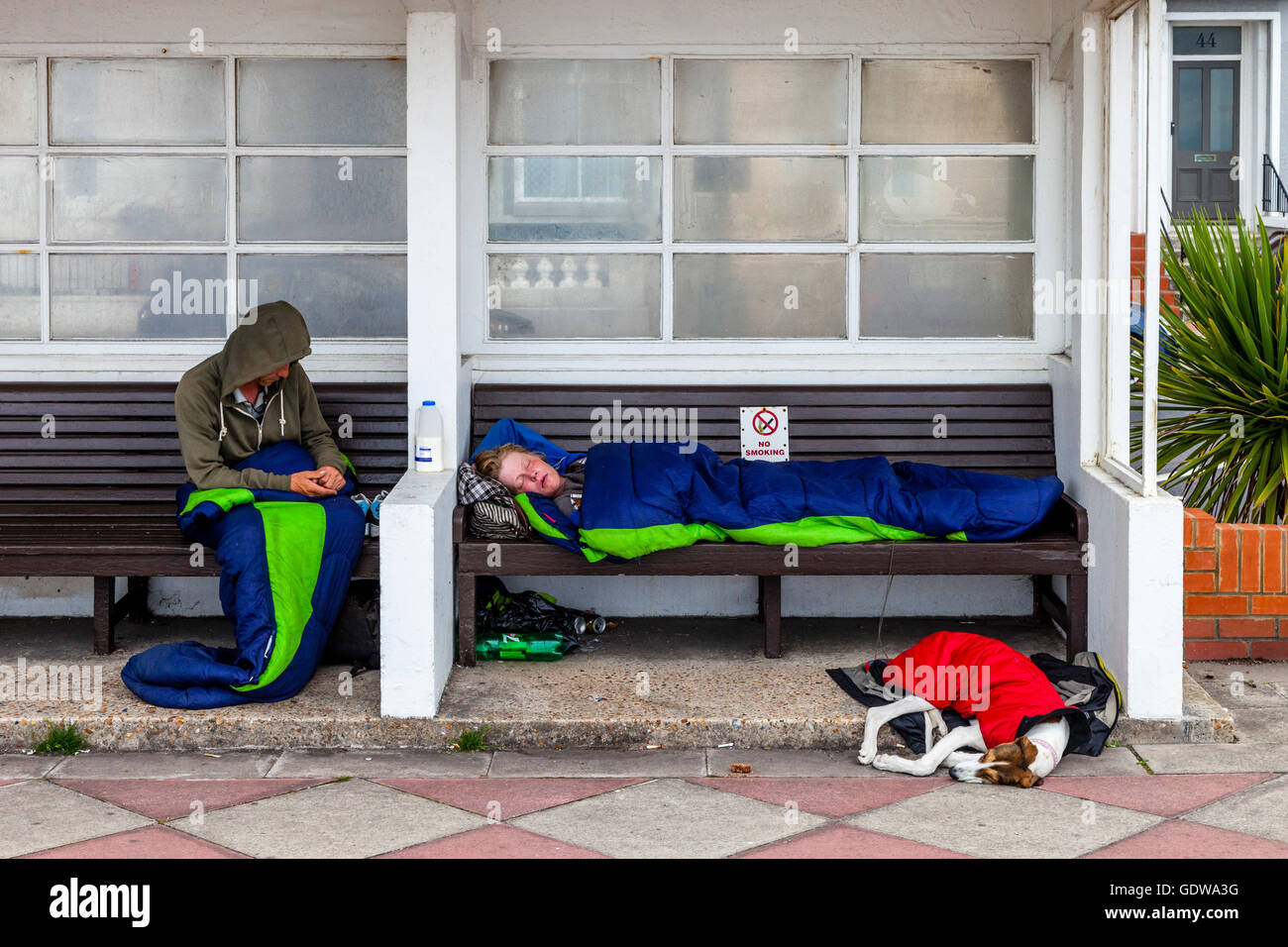 Zwei Leute, die rauh schlafen, Hastings, Sussex, Großbritannien Stockfoto