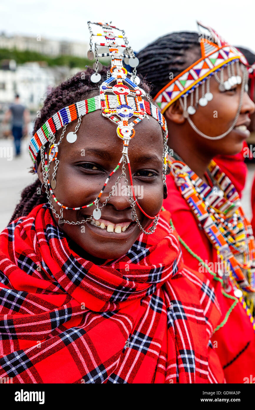 Eine Gruppe von afrikanischen Frauen, gekleidet In traditioneller Tracht auf Hastings Pier während dem Pirate Day Festival, Hastings, Sussex, UK Stockfoto