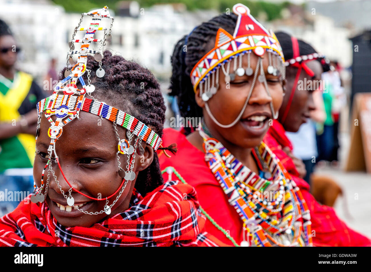 Eine Gruppe von afrikanischen Frauen, gekleidet In traditioneller Tracht auf Hastings Pier während dem Pirate Day Festival, Hastings, Sussex, UK Stockfoto