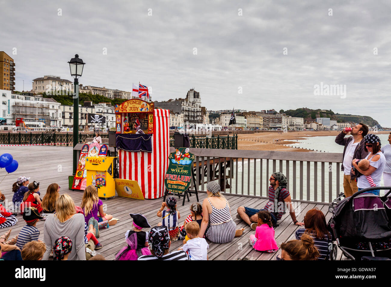 Leute zu beobachten, eine traditionelle Punch und Judy Show am Hastings Pier, Hastings, Sussex, UK Stockfoto