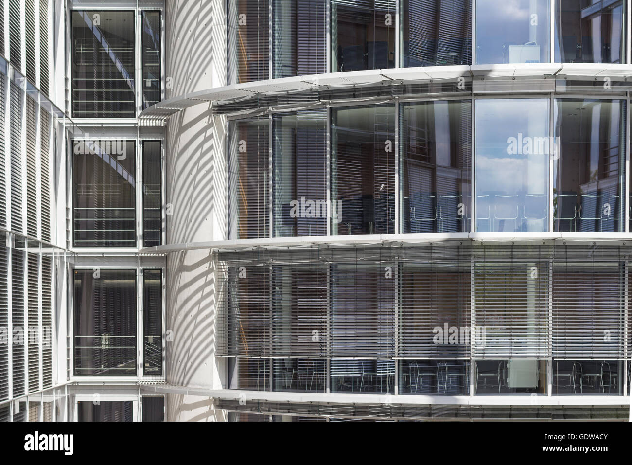 modernes Bürogebäude, die außen - Glasfassade Stockfoto