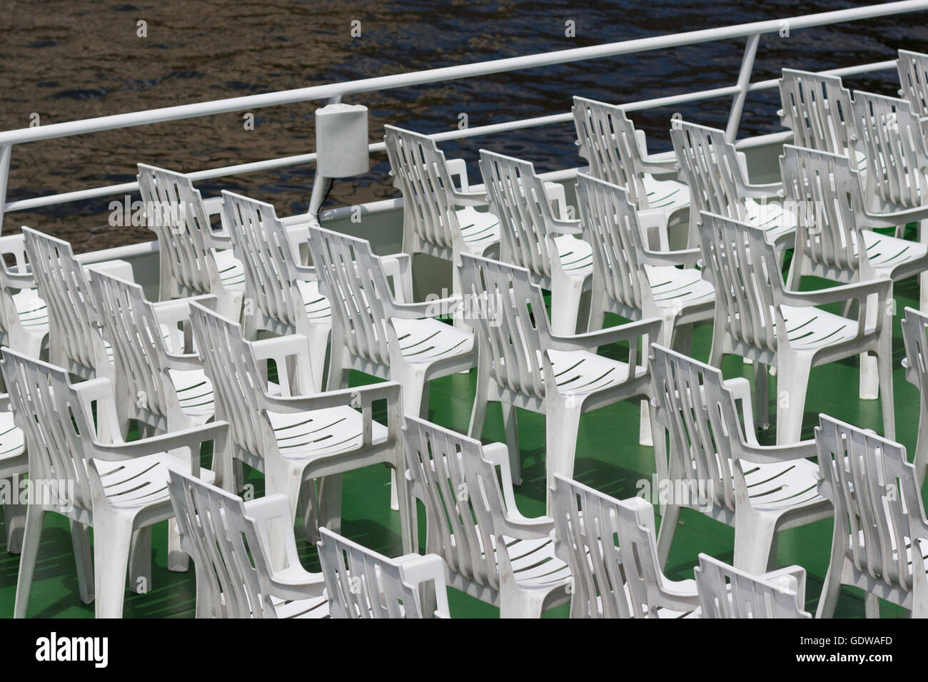 Viele weiße leere Stühle in Reihen Stockfoto