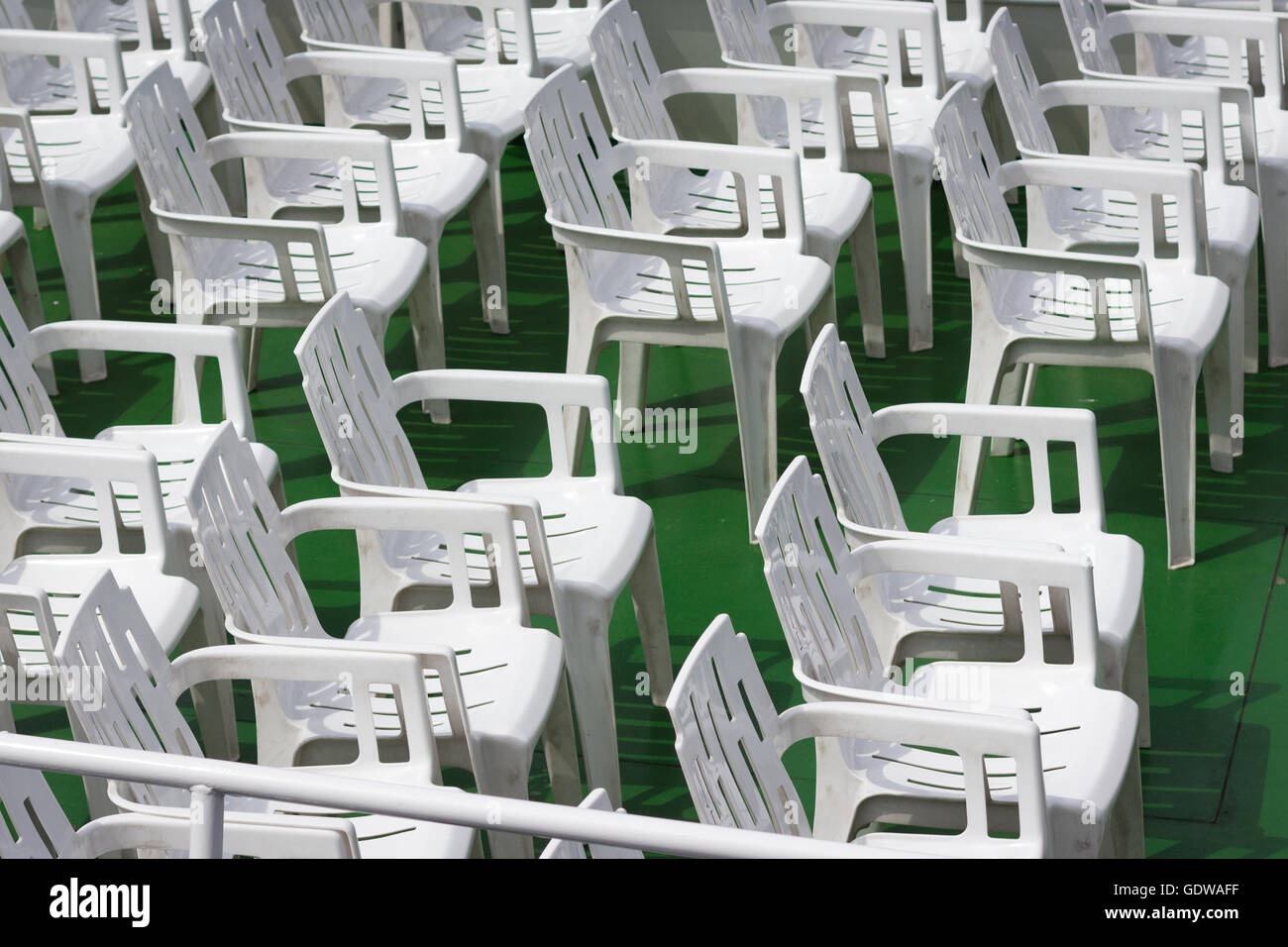 Viele weiße leere Stühle in Reihen Stockfoto