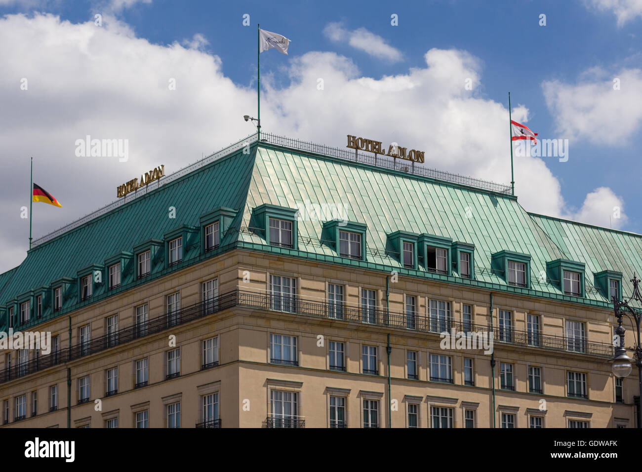 Berlin, Deutschland - 20. Juli 2016: Hotel Adlon in Berlin. Es ist Bestandteil der Kempinski-Gruppe und das berühmteste Hotel in Berlin. Stockfoto