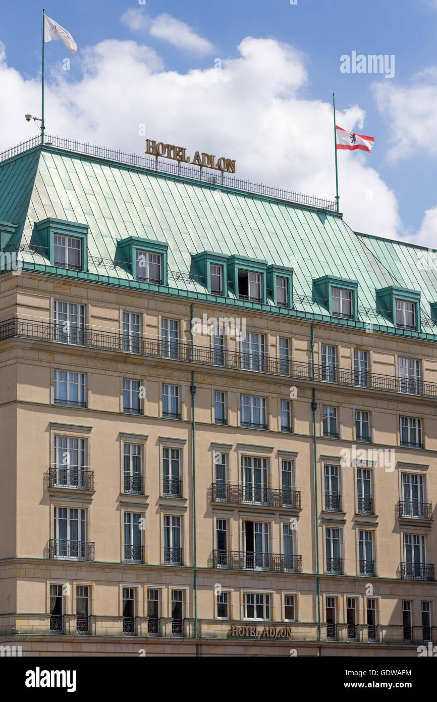 Berlin, Deutschland - 20. Juli 2016: Hotel Adlon in Berlin. Es ist Bestandteil der Kempinski-Gruppe und das berühmteste Hotel in Berlin. Stockfoto