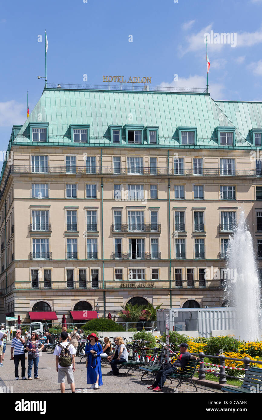 Menschen im Freien das Hotel Adlon in Berlin. Es ist Bestandteil der Kempinski-Gruppe und das berühmteste Hotel in Berlin. Stockfoto