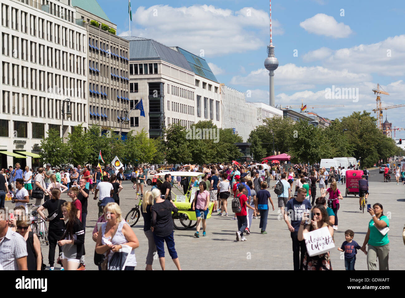 Viele Touristen überfüllten Pariser Platz in Berlin, Deutschland. Stockfoto