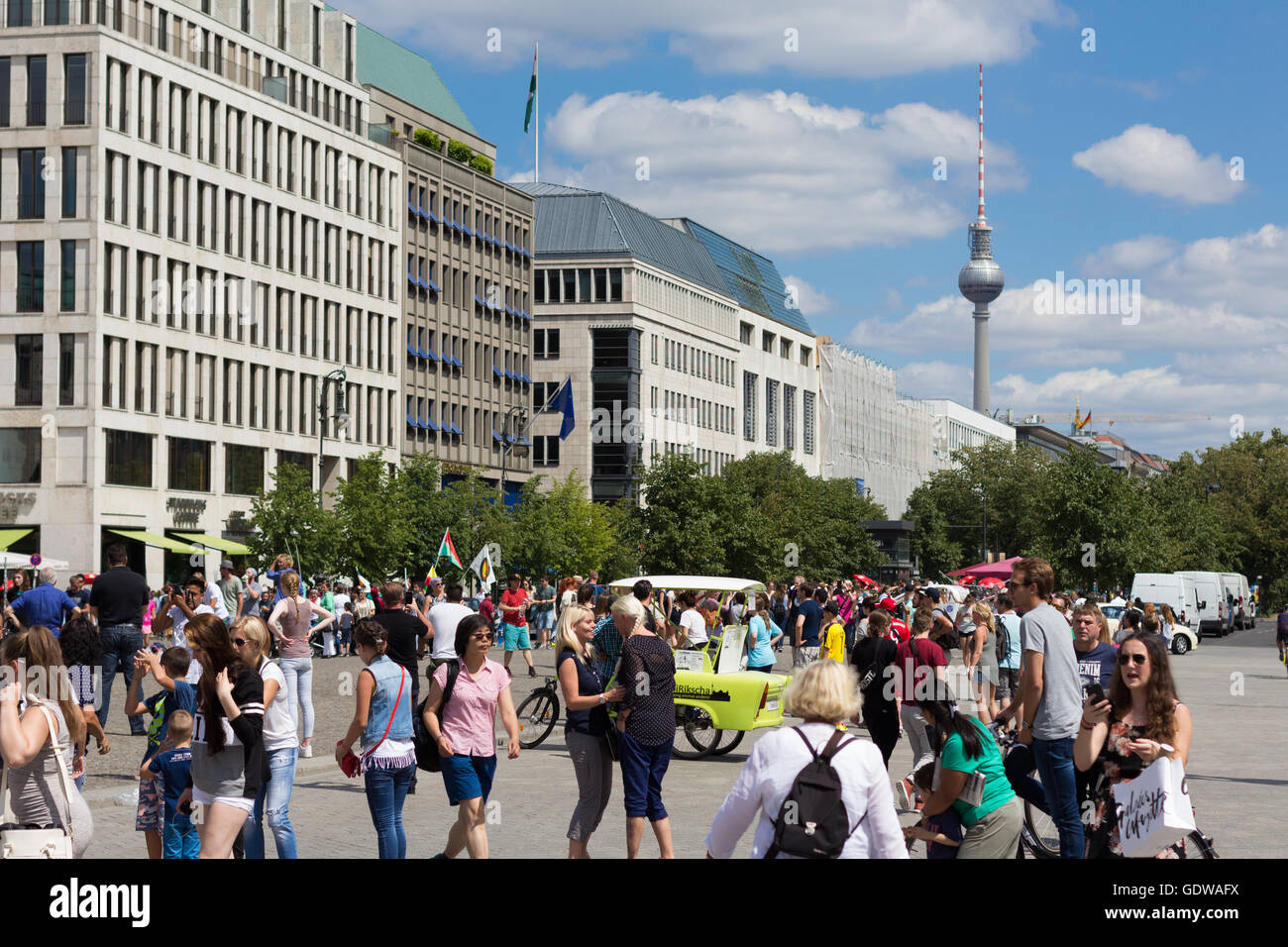 Viele Menschen / Touristen überfüllten Pariser Platz in Berlin, Deutschland. Stockfoto