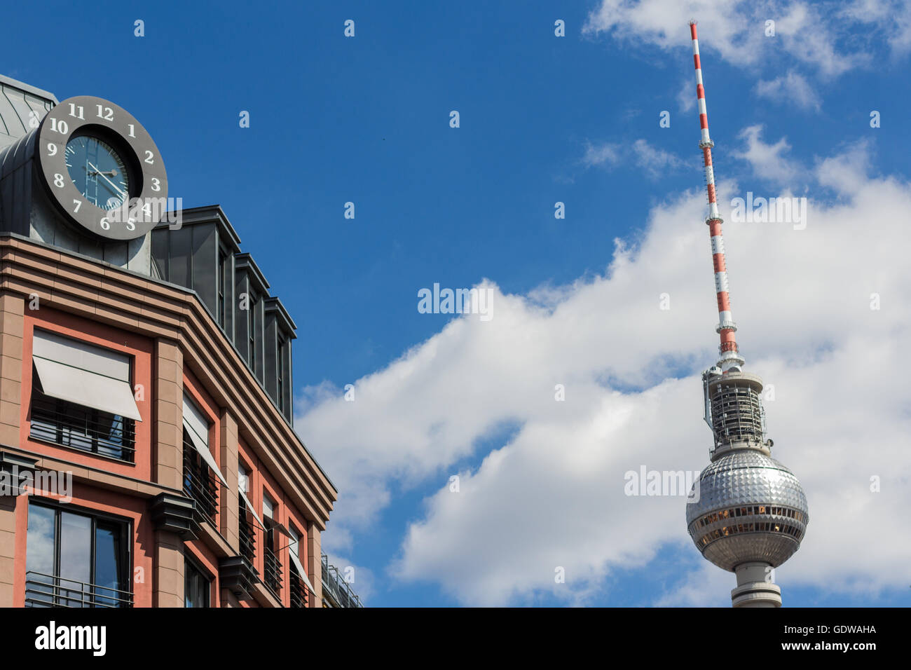 Berlin-Mitte - Fernsehturm, Gebäude außen, Uhr und blauer Himmel Stockfoto