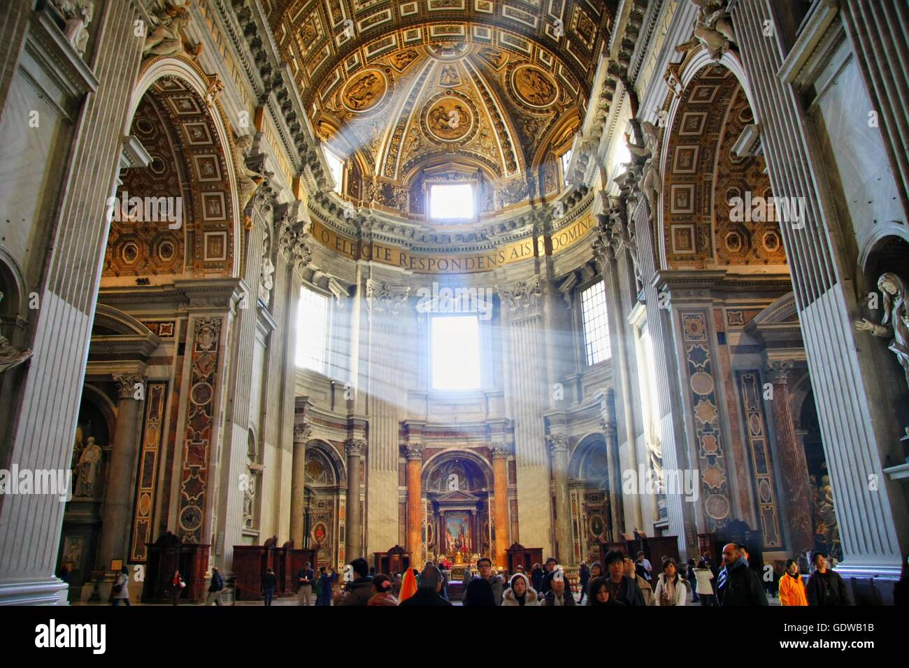 Der prächtige Decke der St. Peter Basilika Kathedrale in der Vatikanstadt Rom blickte.  Schöne Sonnenstrahlen Stockfoto