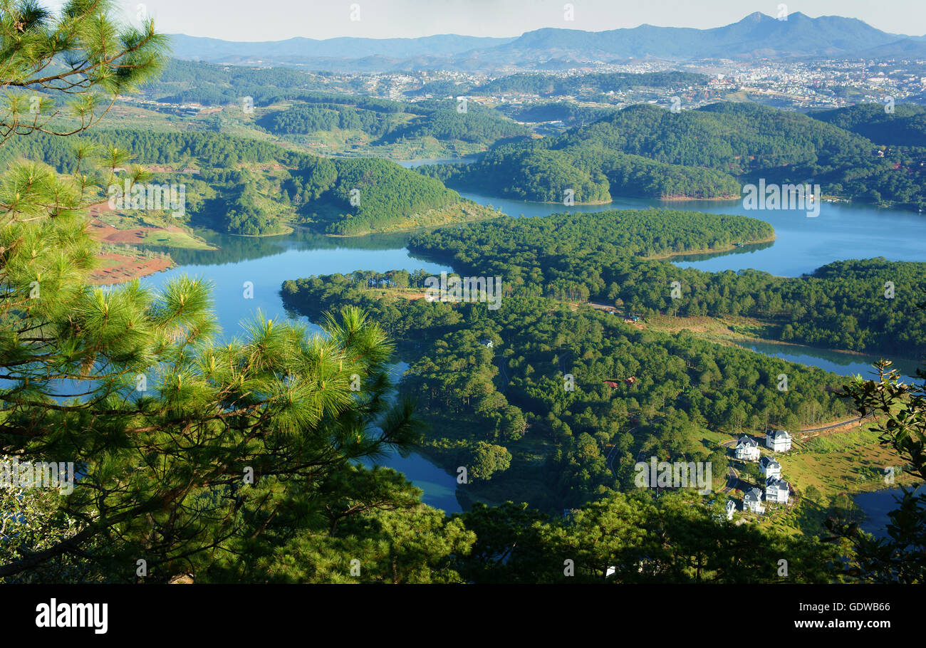 Fantastische Landschaft von Eco-See für Reisen in Dalat, Viet Nam, frische Atmosphäre, Villa unter Wald Stockfoto