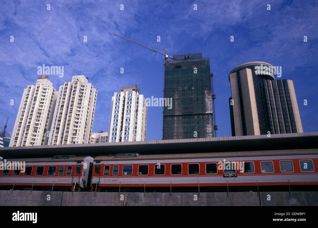 der Bahnhof in der Stadt Shenzhen nördlich von Hongkong in der Provinz Guangdong in China in Ostasien. Stockfoto