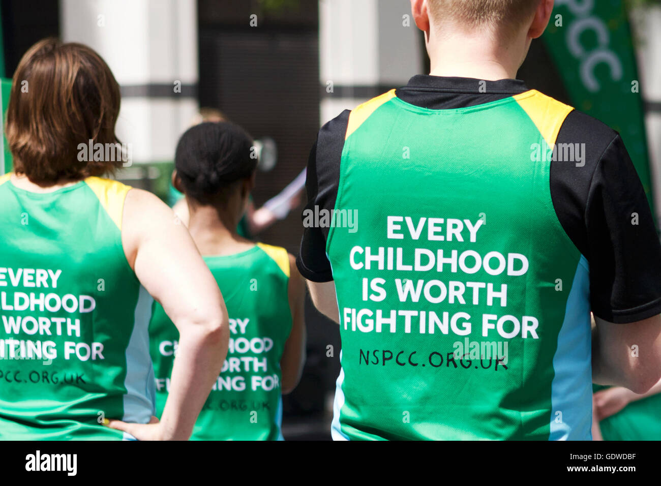 NSPCC Kinderhilfswerk. "Jede Kindheit zu kämpfen lohnt". Ein Fundraising-Charity-Lauf in der City of London, UK. Stockfoto