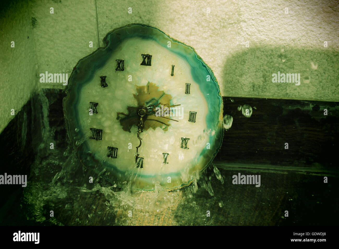 Schnelle Knipserfotografie einer Vintage Uhr wird mit Wasser bespritzt. Stockfoto