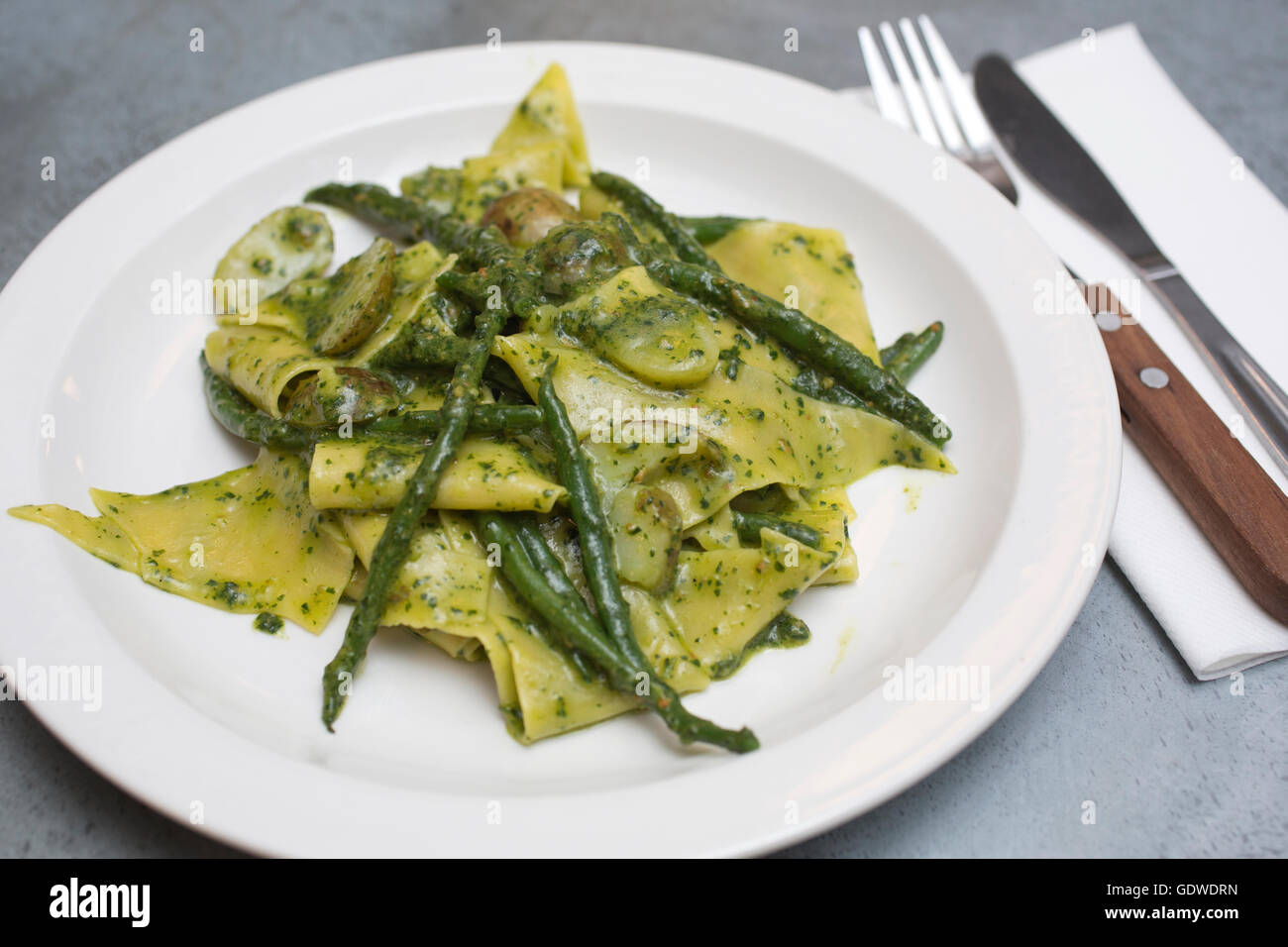Ravioli von Ricotta mit Salbeibutter, serviert in Padella, stilvolle ...