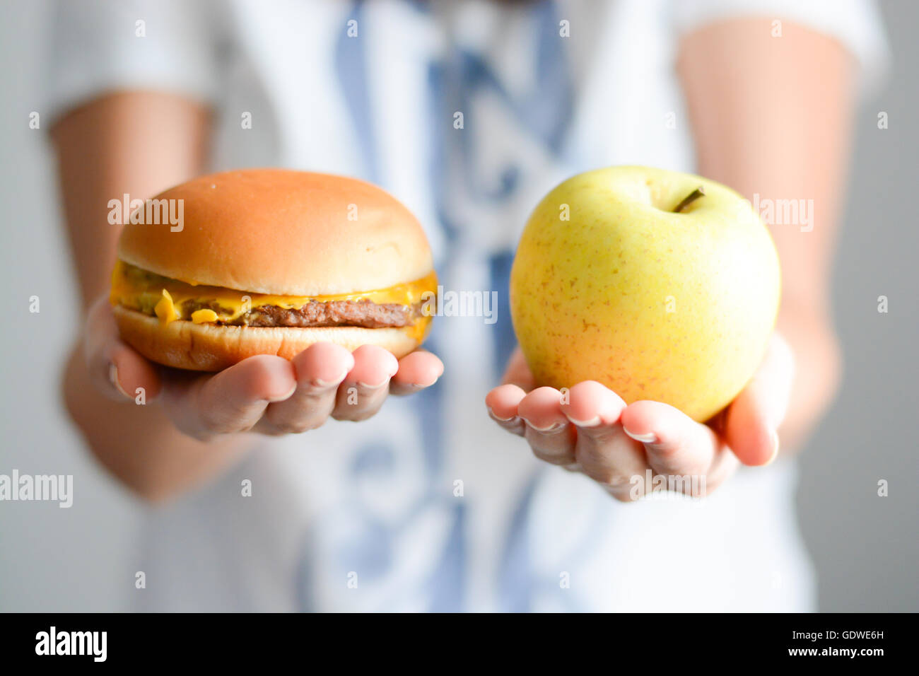 Wählen Sie zwischen Junk-Food im Vergleich zu gesunden Ernährung Stockfoto