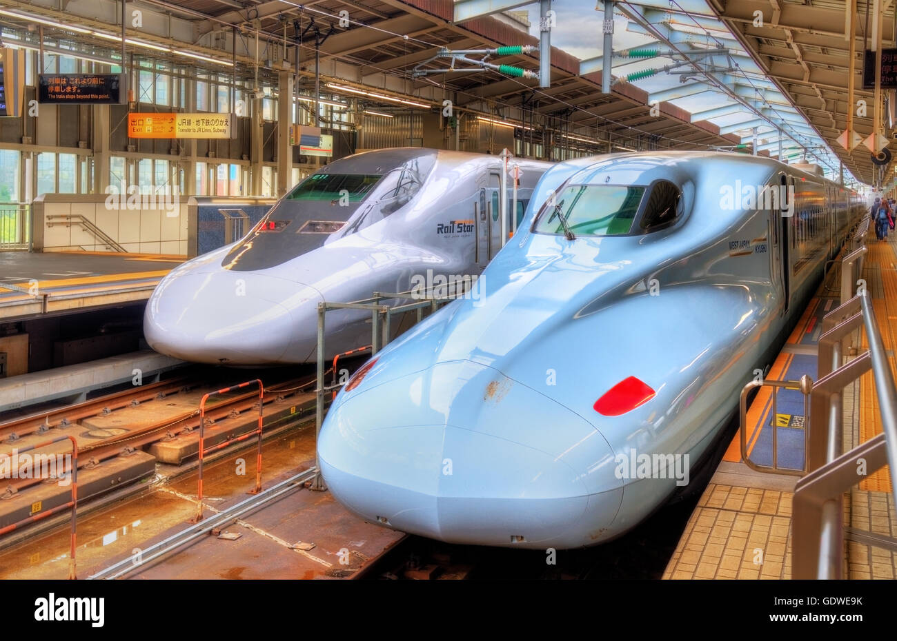 ShinkansenZüge am Bahnhof ShinOsaka Stockfotografie Alamy