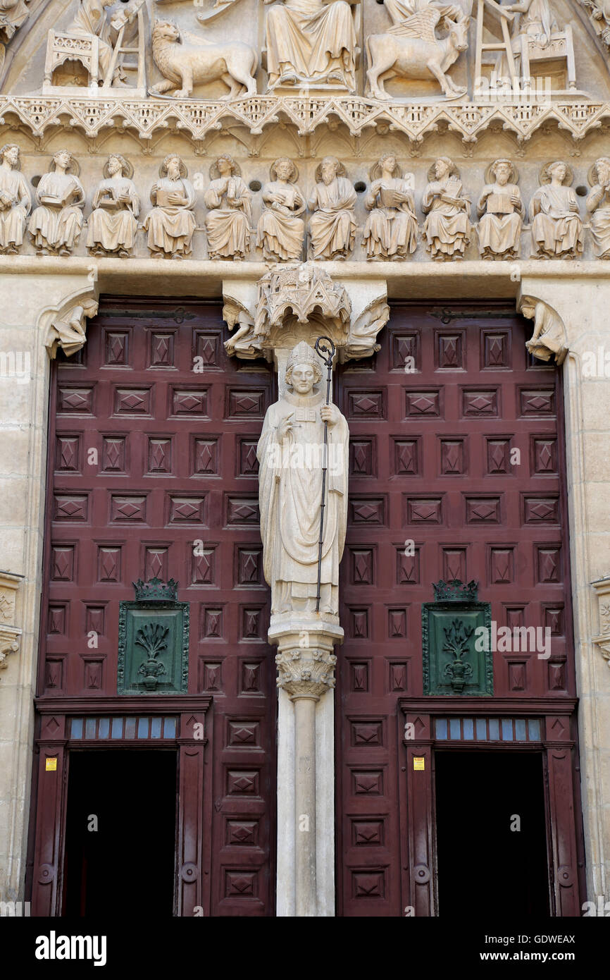 Spanien. Burgos. Kathedrale der Heiligen Maria. Fassade der Sarmental. 13. Jahrhundert. Gothic. Mullion. Statue von Bischof Mauricio. Stockfoto