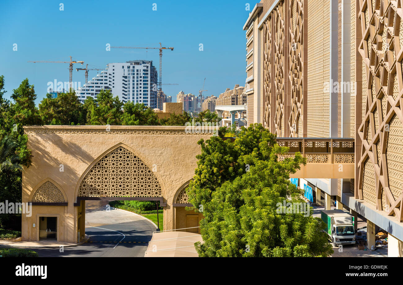 Parkplatz-Podium Gebäude in Jumeirah von Dubai, Ende stat Stockfoto