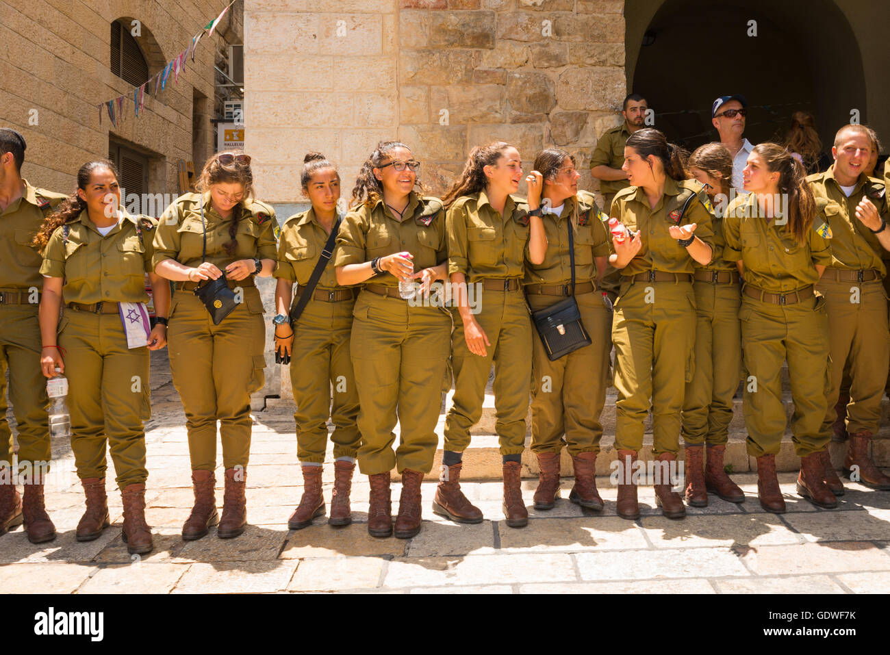 Israel Jerusalem Stadt Judenviertel Gruppe männlich weiblich Soldaten auf Chat Bruchlinie für Foto Stockfoto