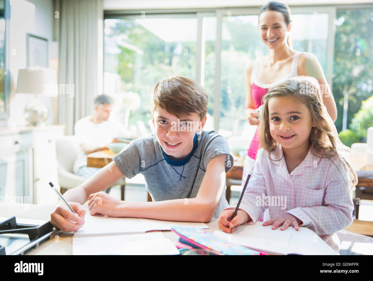 Porträt, Lächeln, Bruder und Schwester Hausaufgaben Stockfoto