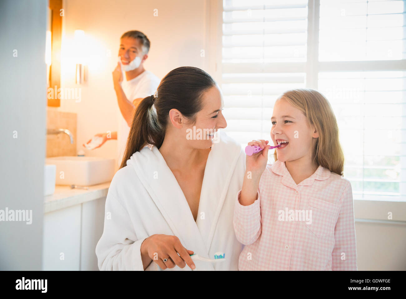 Mutter und Tochter Zähneputzen im Bad Stockfoto