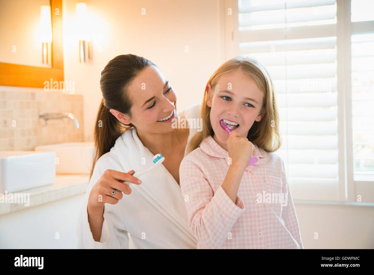 Mutter und Tochter Zähneputzen im Bad Stockfoto