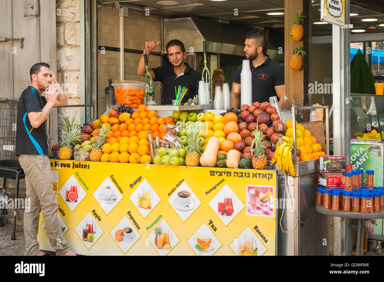 Israel-Nazareth typische frisches Obst stall Orangen Grapefruit Granatapfel Äpfel Ananas Sabra Banane Kürbisse Stockfoto