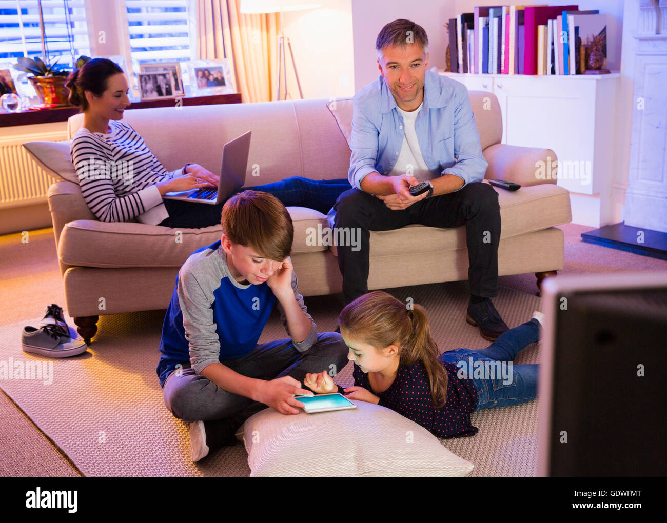 Familie mit Technologie im Wohnzimmer entspannen Stockfoto