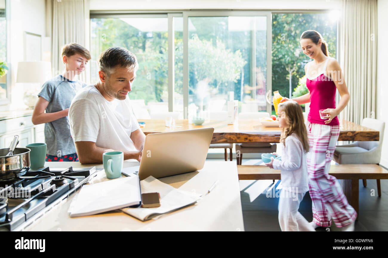 Familie in der Küche beim Frühstück Stockfoto
