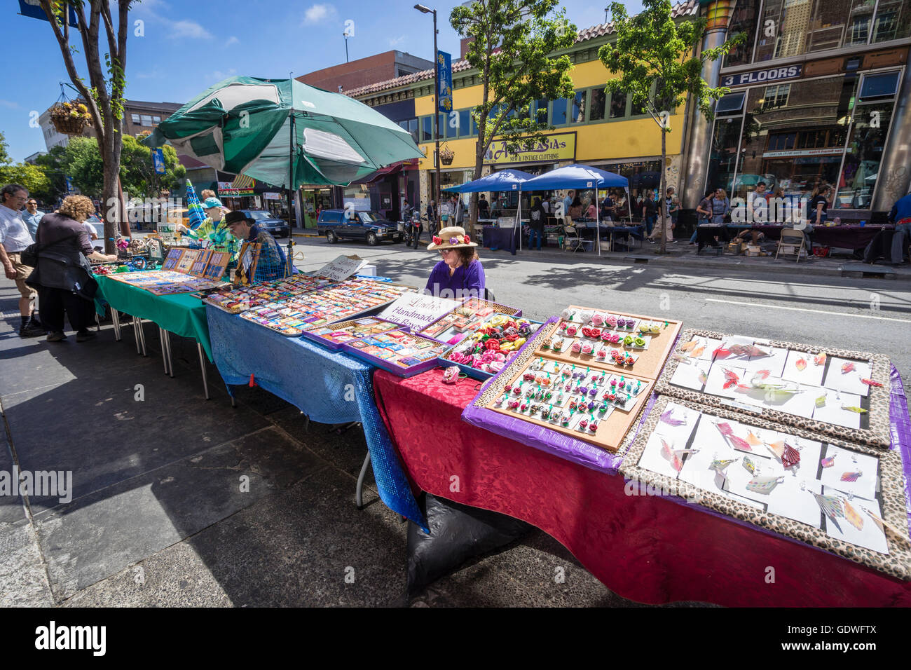 Straßenhändler verkaufen Kunsthandwerk an Tischen entlang Telegraph Hill an Universität von Kalifornien bei Berkeley College-campus Stockfoto